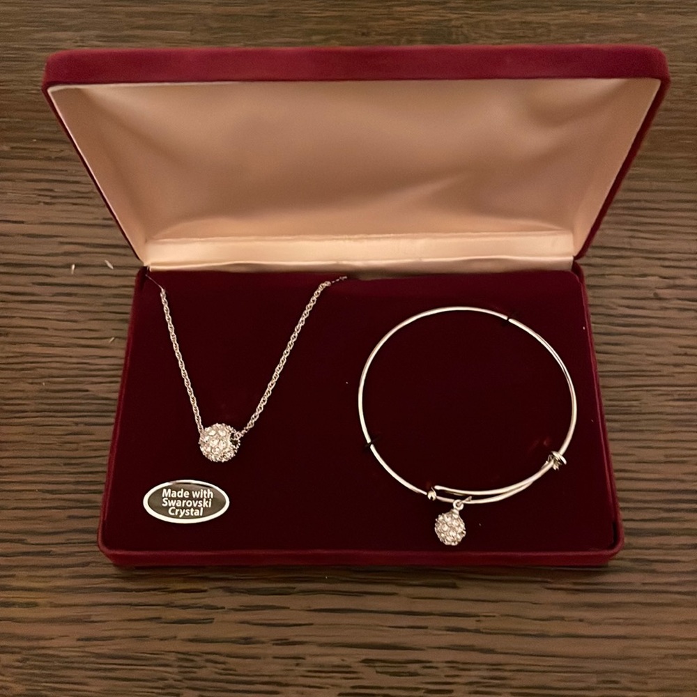 Women’s Necklace and Bracelet Set